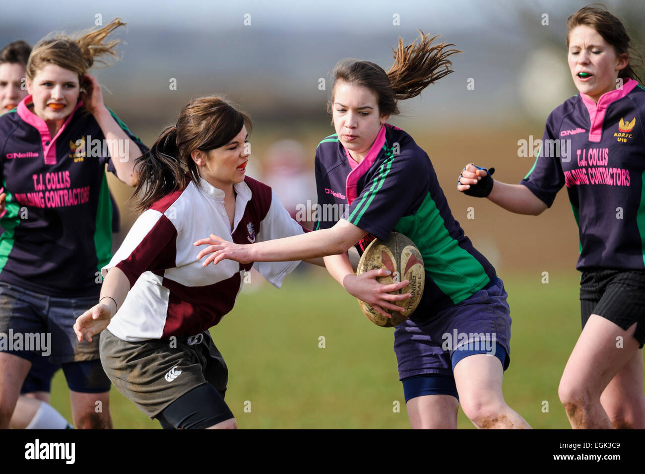 North Dorset Rugby Football Club bajo 18 girks versus Dorset County U18 girls. Reproductor NDRFC en acción. Foto de stock