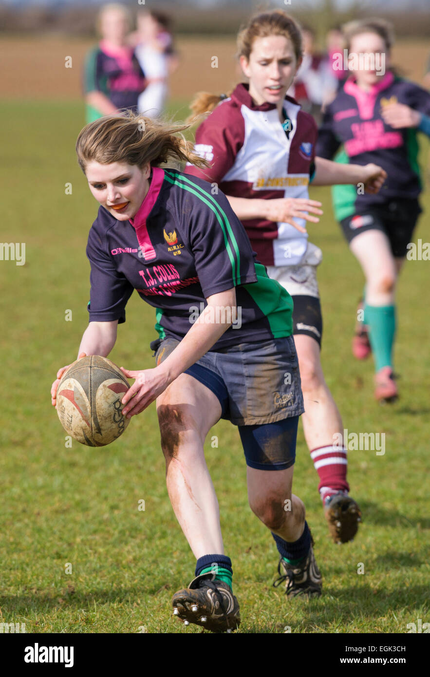 North Dorset Rugby Football Club bajo 18 niñas versus Dorset County U18 girls. Reproductor NDRFC en acción. Foto de stock