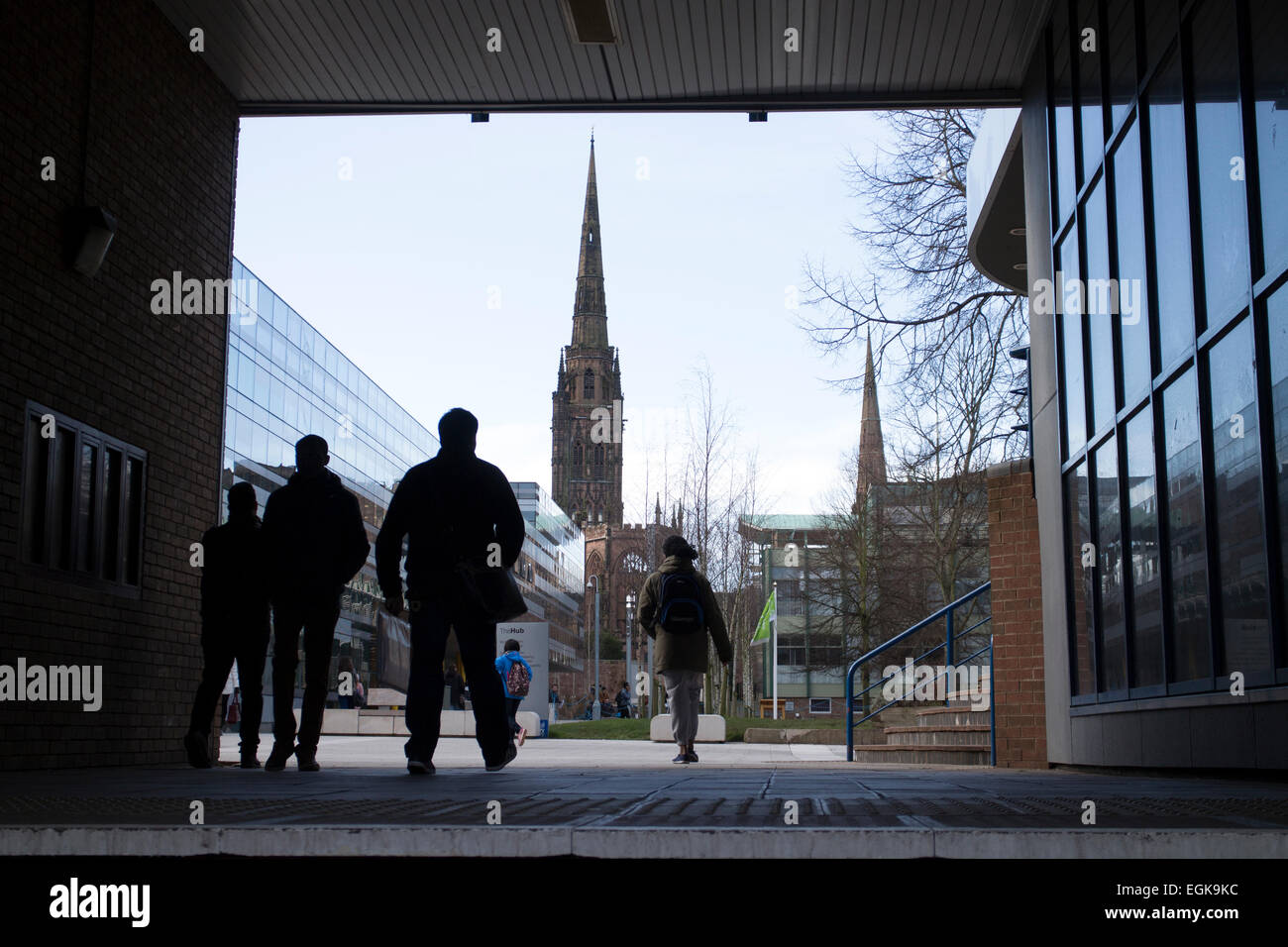 Campus de la Universidad de Coventry, mirando hacia la catedral vieja, Coventry, West Midlands, Inglaterra, Reino Unido. Foto de stock