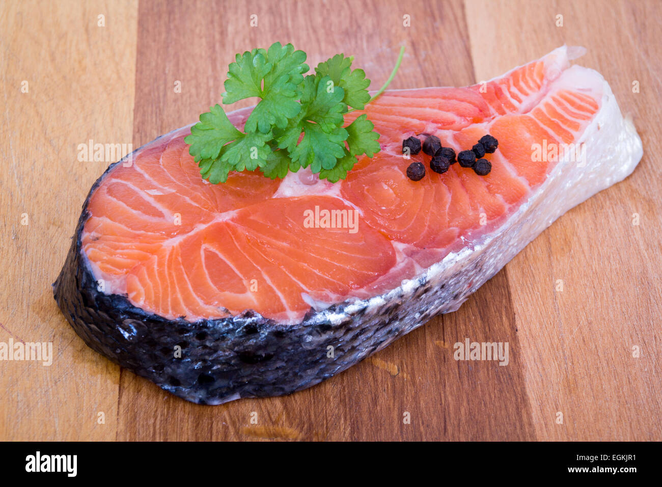 Filete de salmón crudo sobre la mesa de madera Foto de stock