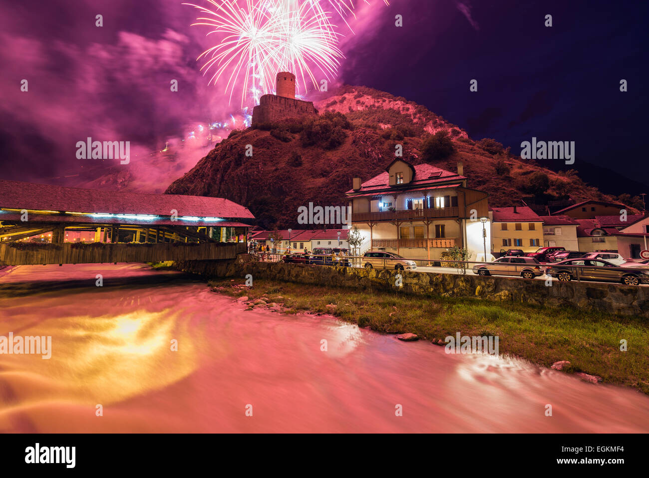 Europa, Suiza Alpes Suizos, Valais, Martigny, Martigny Castillo, 1 de agosto de fuegos artificiales por el día de la Independencia Foto de stock