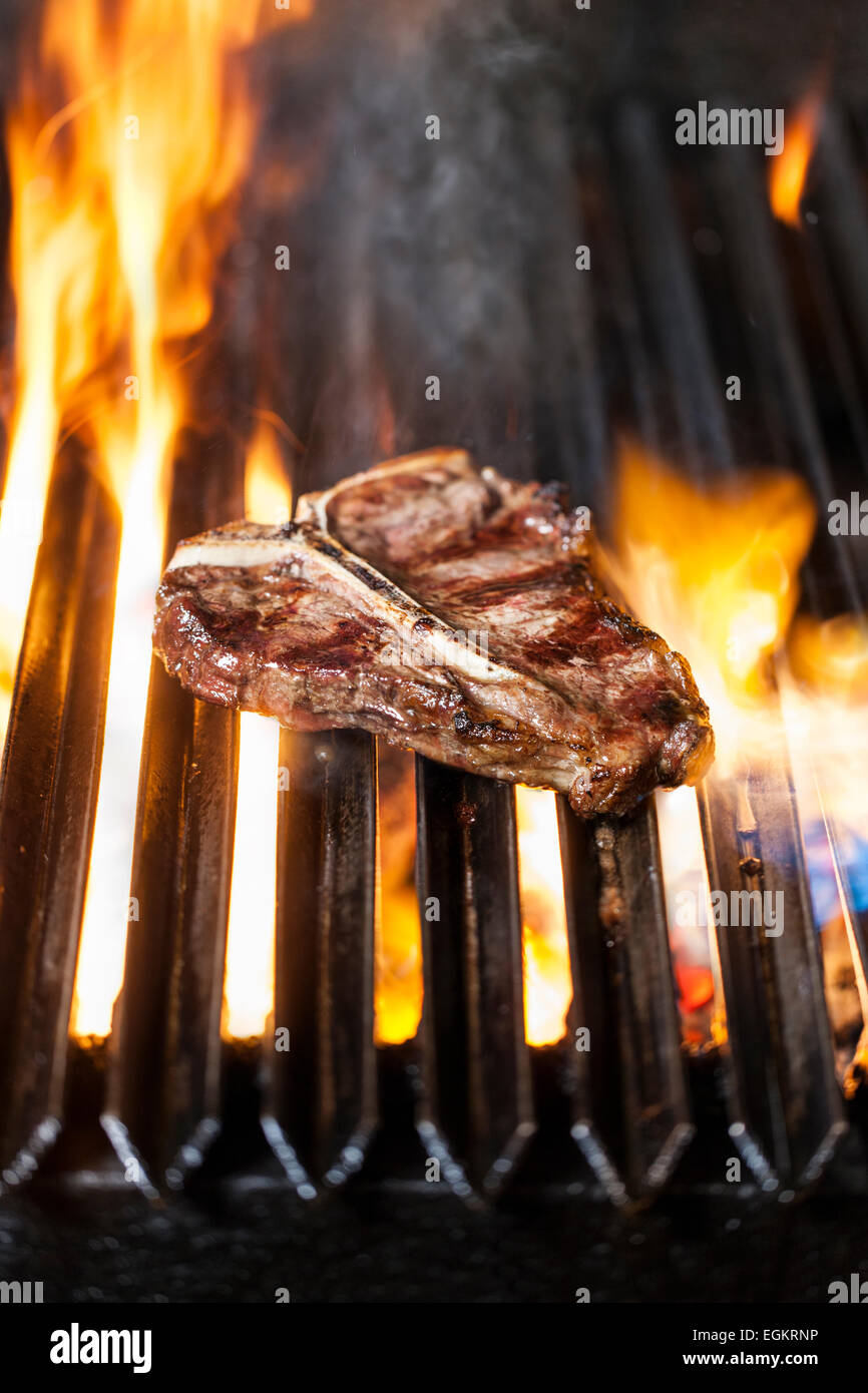 Fuego carne caliente quemada fotografías e imágenes de alta