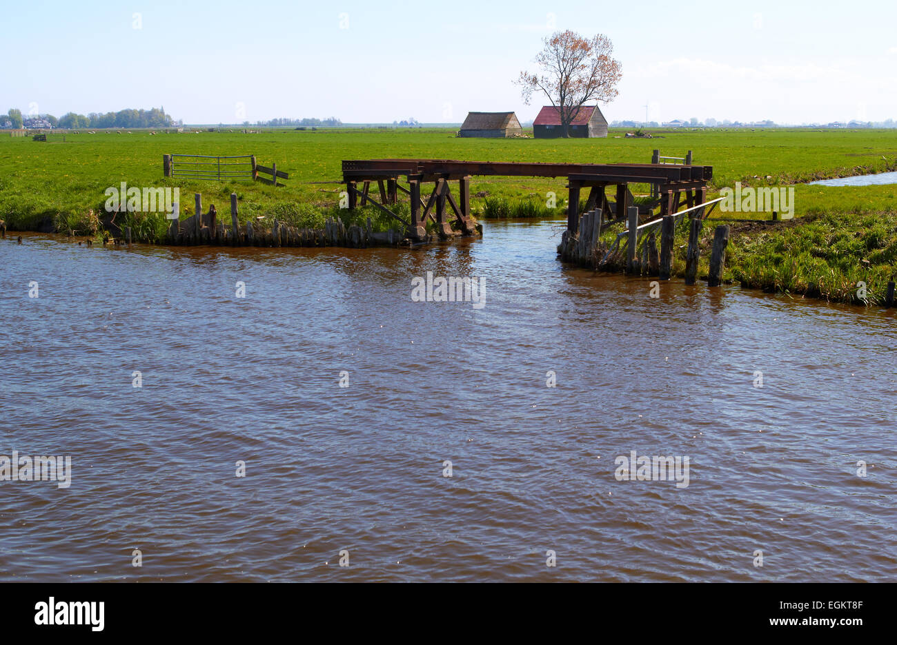 Campiña holandesa con waterway y gateway día soleado Foto de stock