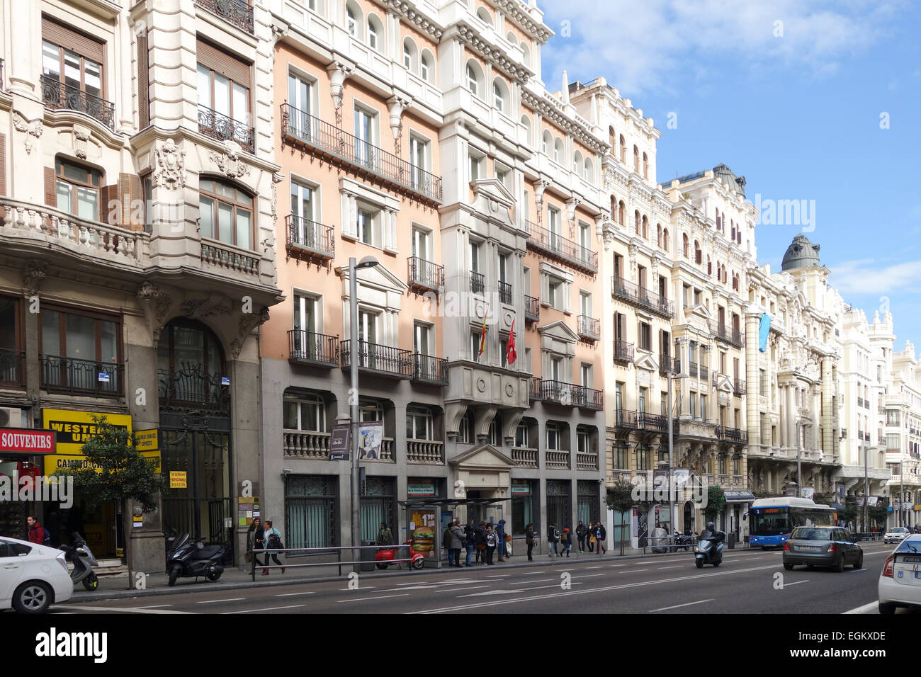 Edificios históricos en la Gran Via, Madrid, España Foto de stock