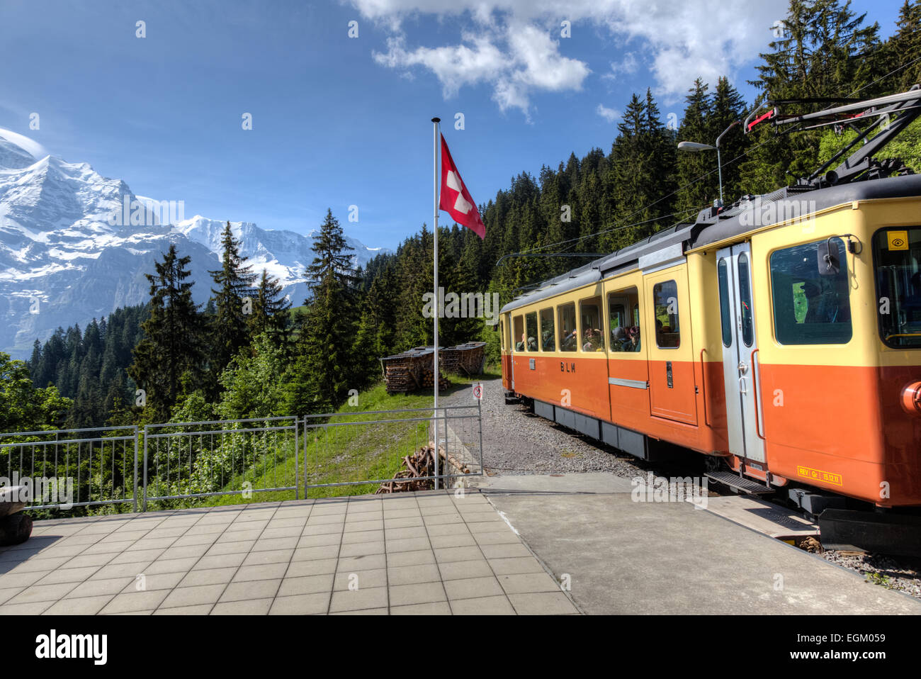 En la estación de tren salen Grutschalpin en la región de Jungfrau del Oberland de Berna de Suiza se dirigió a Murren. Foto de stock