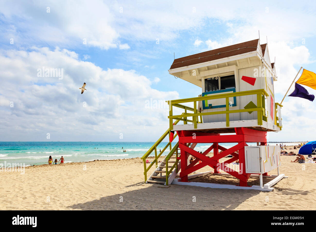 South Beach, Miami, con vistas al océano, el Océano Pacífico y de madera, refugio de vigilante de la playa de Miami, Florida, EE.UU. Foto de stock