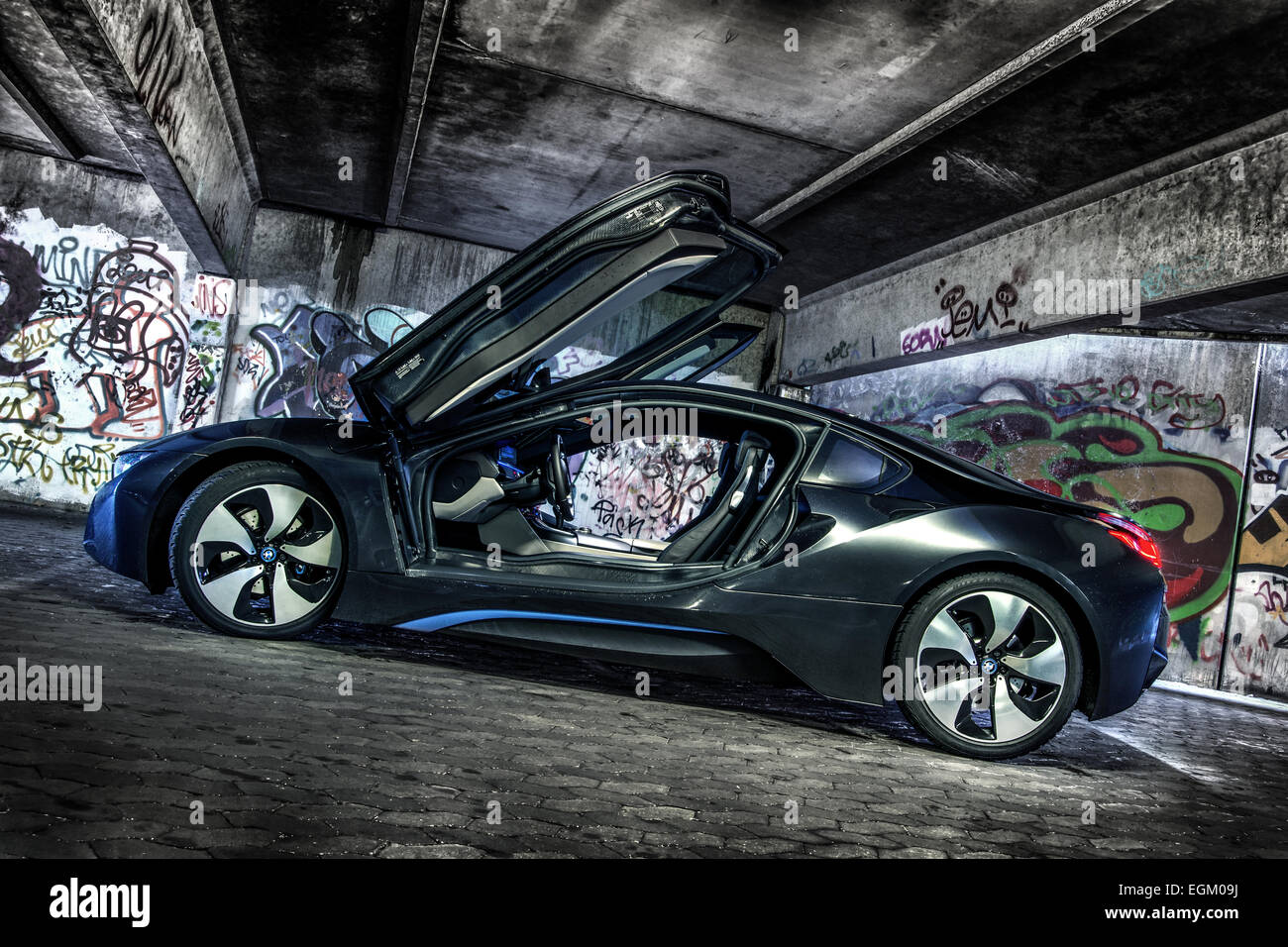 BMW i8 bloque de estacionamiento escena con abrir puertas plegables Foto de stock