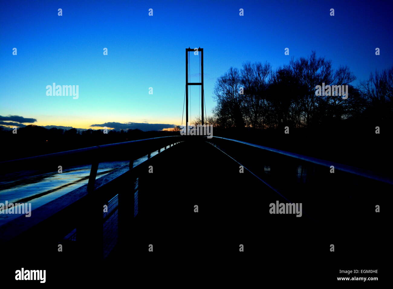 El puente azul y un paseo solitario. Foto de stock