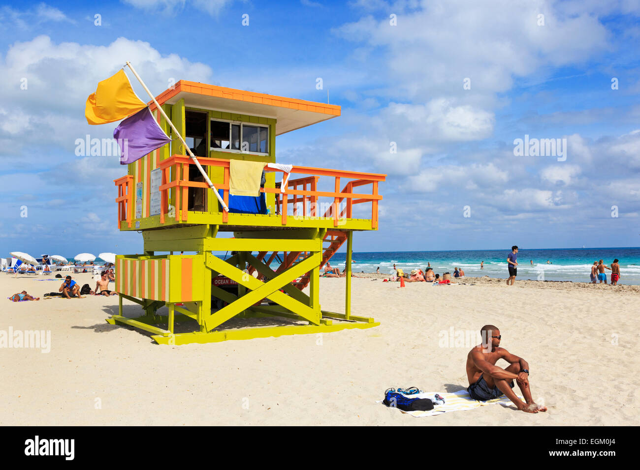 South Beach, Miami, con vistas al océano, el Océano Pacífico y de madera, refugio de vigilante de la playa de Miami, Florida, EE.UU. Foto de stock