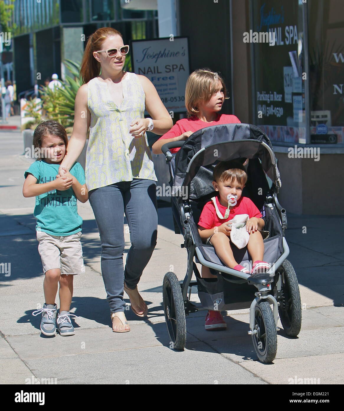 Melissa Joan Hart lleva a sus hijos a la Studio City Farmers Market con