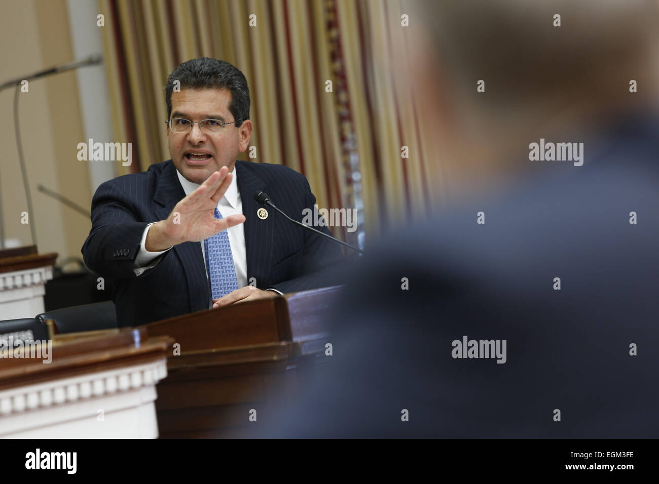 Washington, D.C, Estados Unidos. 26 Feb, 2015. El congresista PEDRO PIERLUISI resaltar el amplio apoyo que ha surgido por la legislación. H.R. 870 facultaría al gobierno de Puerto Rico, territorio de los Estados Unidos autorizar a uno o más de sus empresas estatales para reestructurar sus deudas bajo el Capítulo 9 del Código de Bancarrota federal si llegan a ser insolvente, como todos los gobiernos estatales ya están facultadas para hacerlo en virtud de la actual ley federal. © Oliver Contreras/Zuma alambre/Alamy Live News Foto de stock