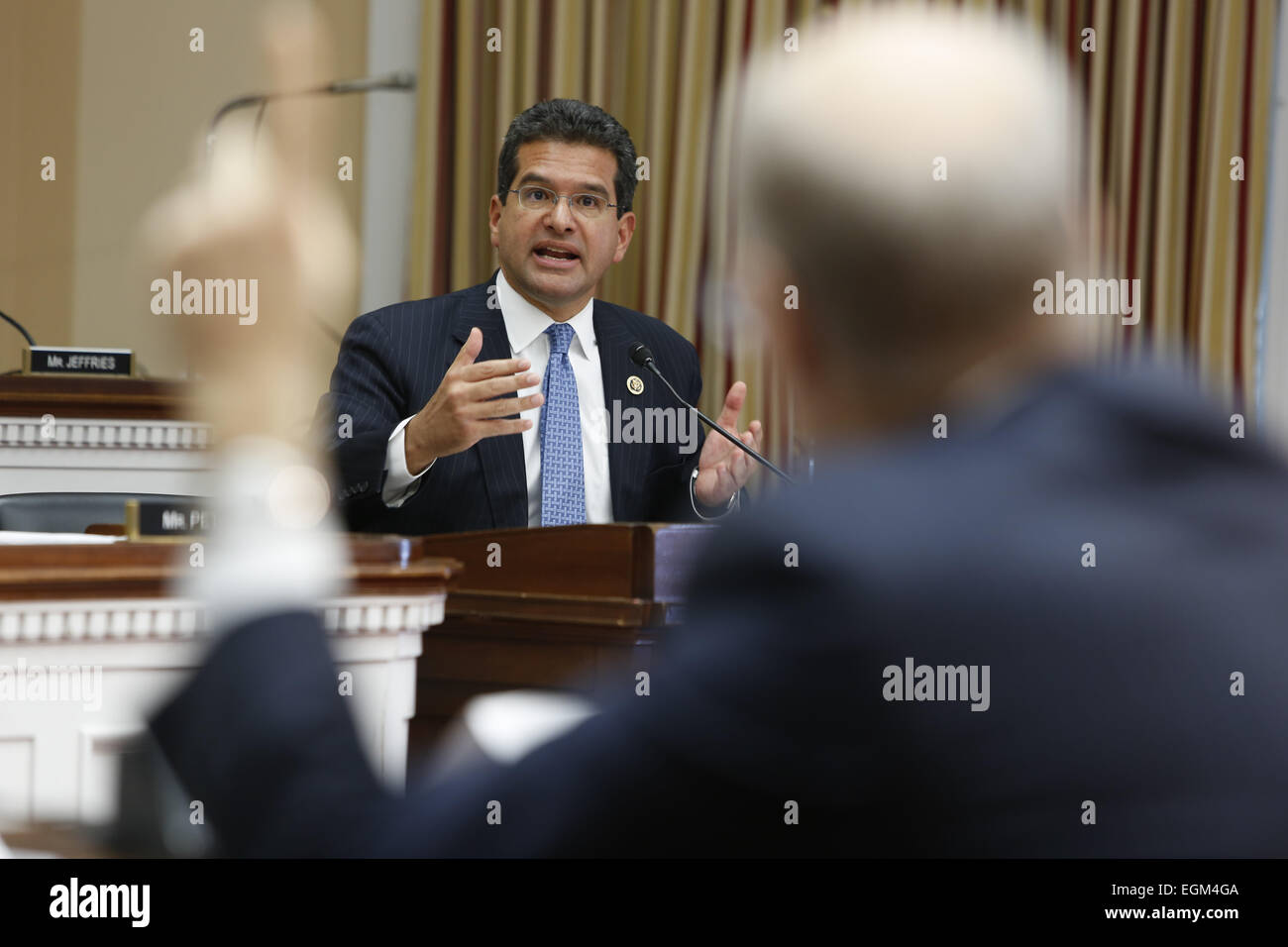 Washington, D.C, Estados Unidos. 26 Feb, 2015. El congresista PEDRO PIERLUISI resalta el amplio apoyo que ha surgido por la legislación. H.R. 870 facultaría al gobierno de Puerto Rico, territorio de los Estados Unidos autorizar a uno o más de sus empresas estatales para reestructurar sus deudas bajo el Capítulo 9 del Código de Bancarrota federal si llegan a ser insolvente, como todos los gobiernos estatales ya están facultadas para hacerlo en virtud de la actual ley federal. © Oliver Contreras/Zuma alambre/Alamy Live News Foto de stock