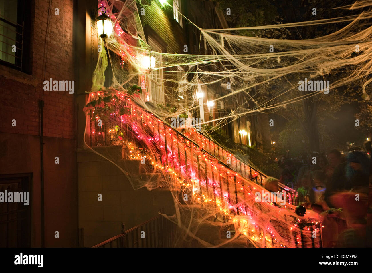 Sentado en agachar la noche de Halloween, la ciudad de Nueva York, EE.UU. Foto de stock