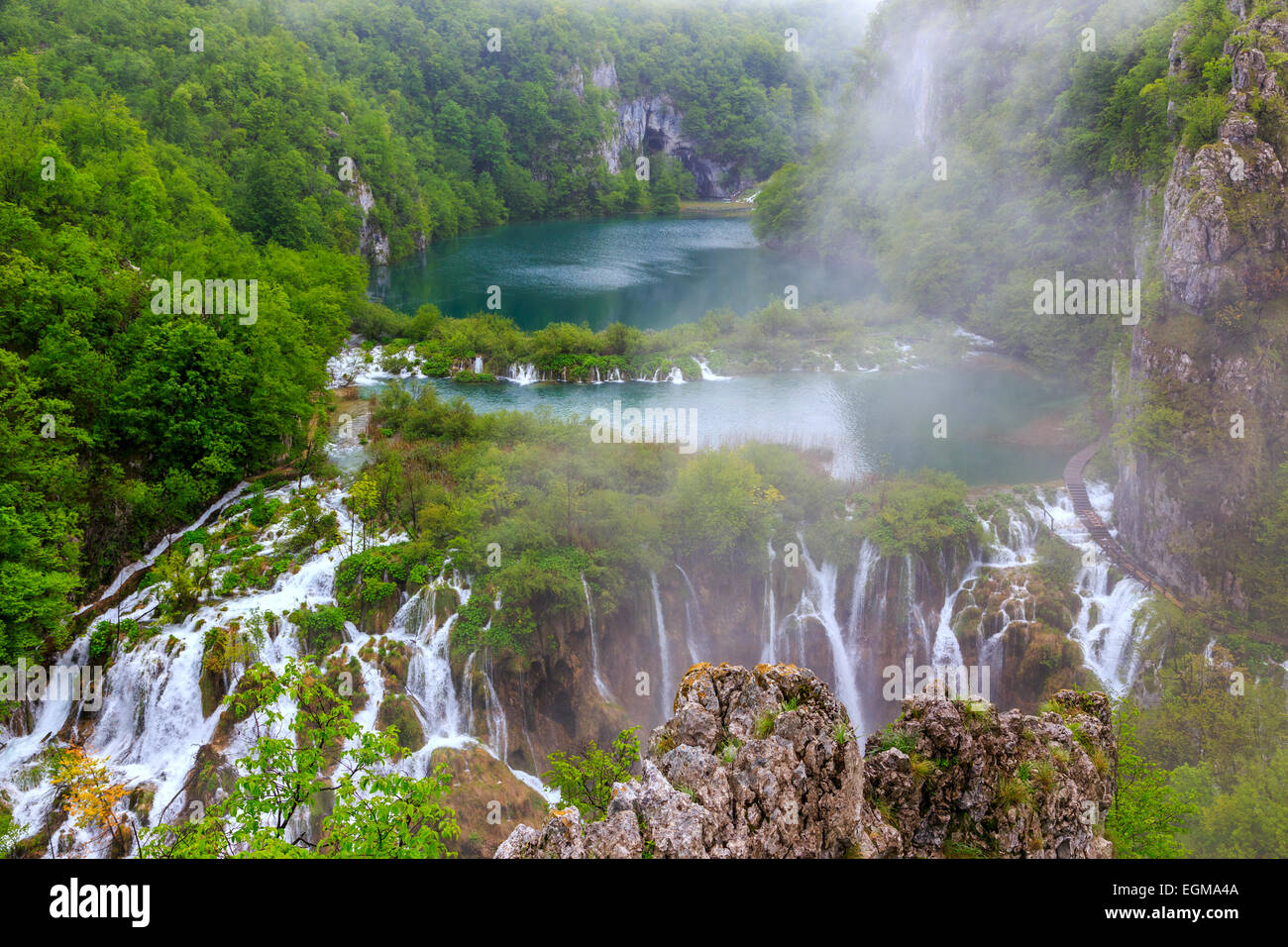 Los lagos en el bosque. El agua cristalina. Los lagos de Plitvice, Croacia Foto de stock