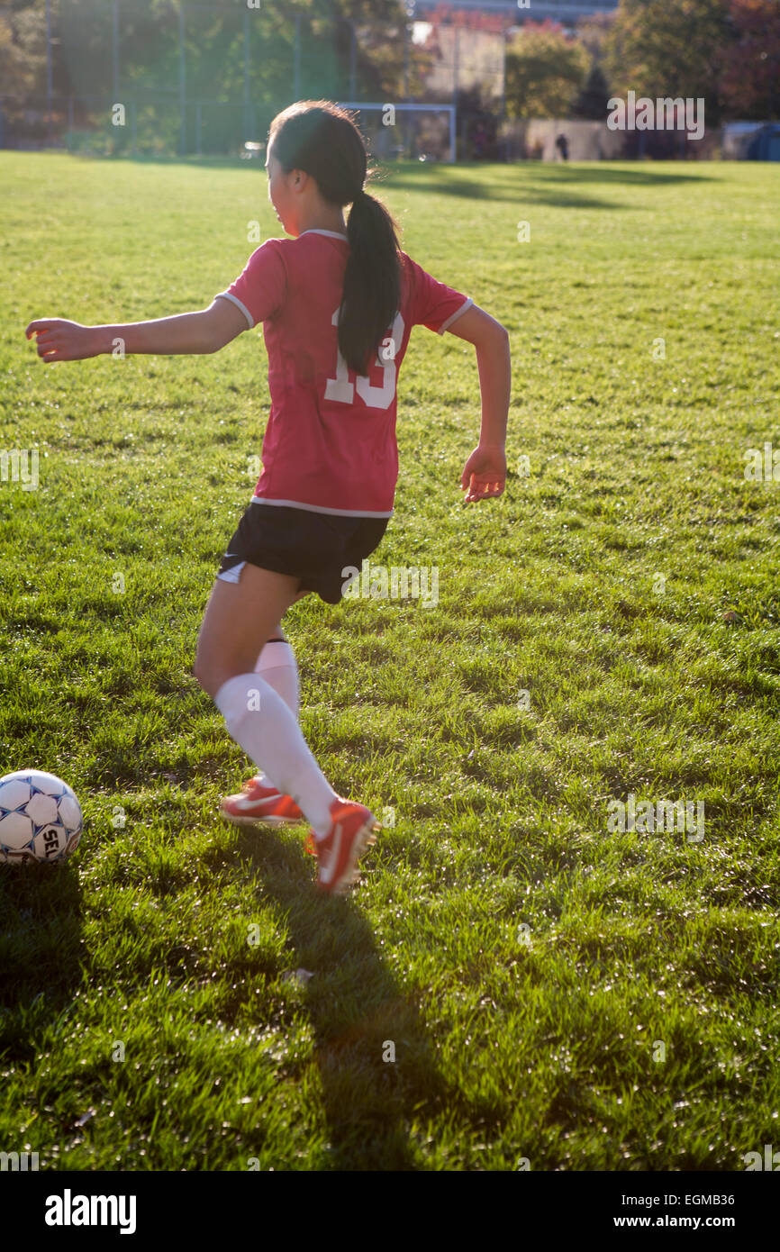 Niña jugando fútbol Fotografía de stock - Alamy