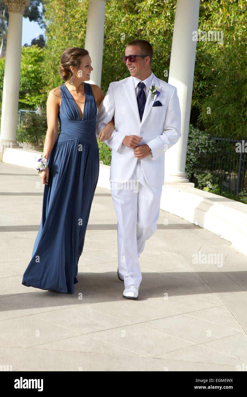 Prom atractivo pareja caminando Vestidos y esmoquin blanco aire libre Fotografía stock - Alamy