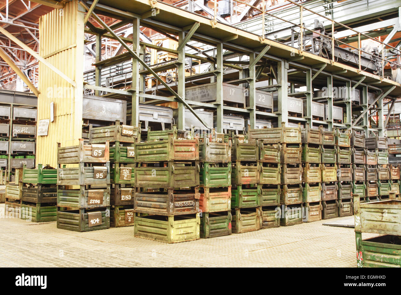 Gran trastero con cajas de metal en la fábrica Fotografía de stock - Alamy