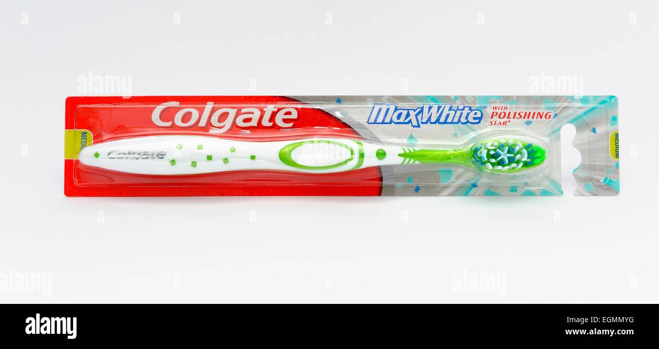 Un cepillo dental Colgate max white paquete minorista Fotografía de stock -  Alamy