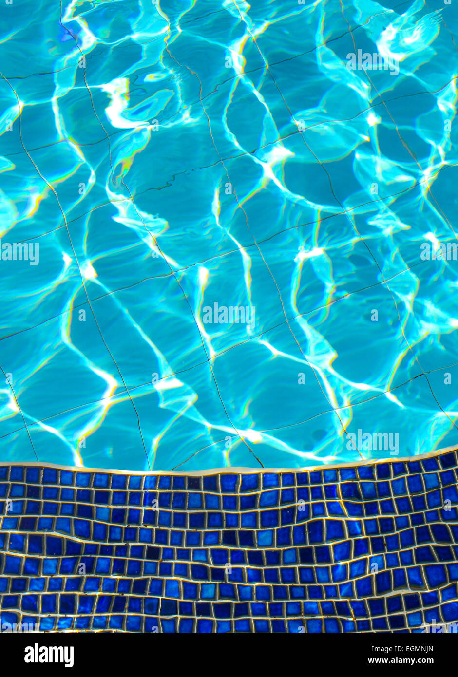 Azulejos azules de jacuzzi en la piscina de agua azul y la luz solar efecto  reflejo Fotografía de stock - Alamy