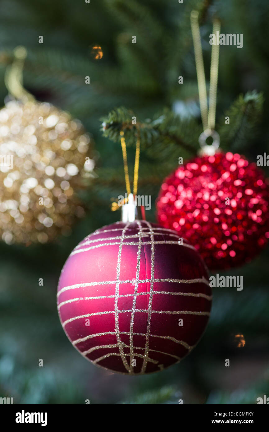 Navidad baubels en árbol de navidad Foto de stock