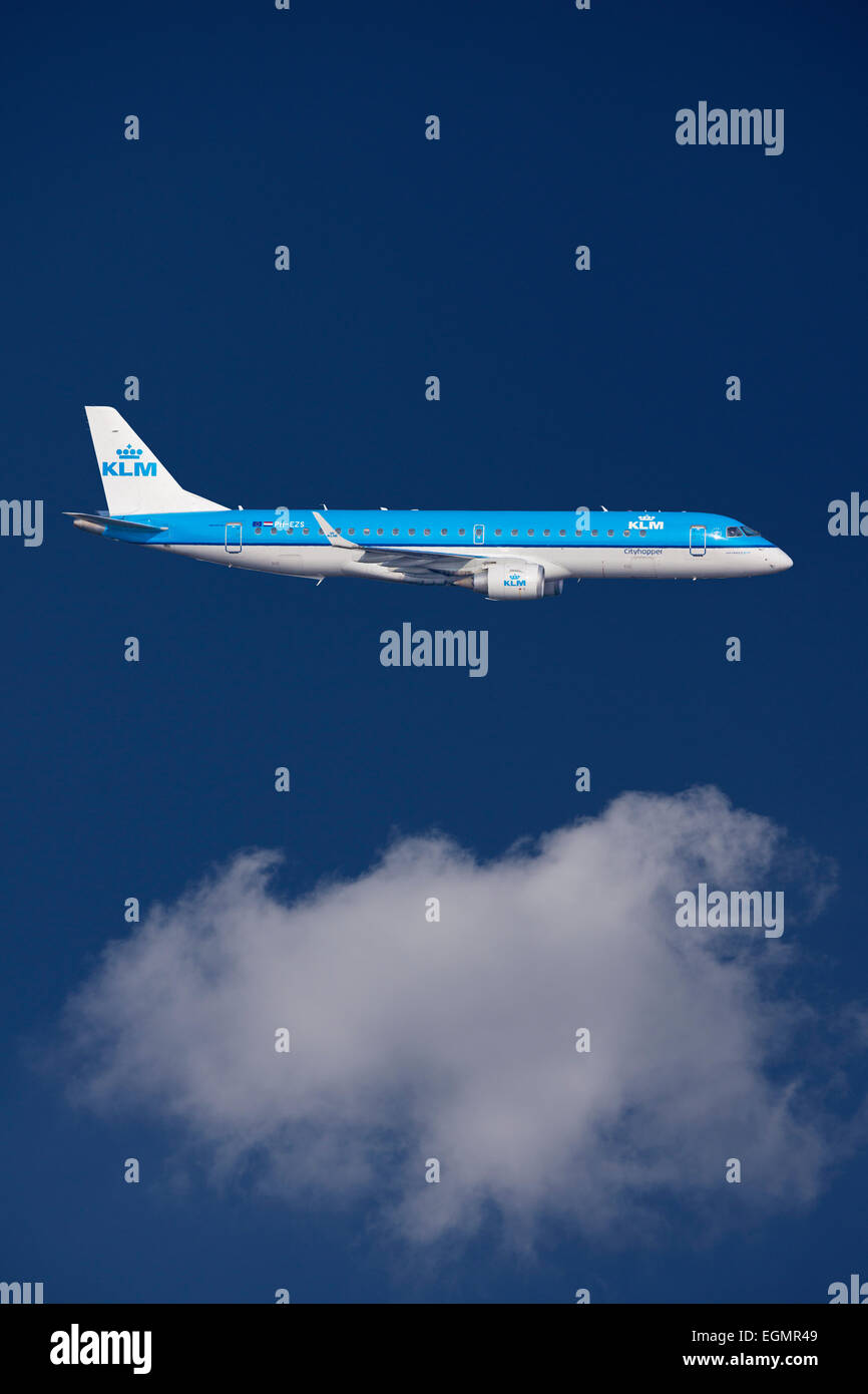 Las EZS KLM cityhopper PH Embraer ERJ-190STD, ERJ-190-100, en vuelo Foto de stock