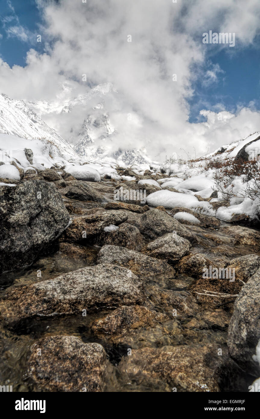 Corriente de agua en montañas de Himalaya cerca del Kangchenjunga, la tercera montaña más alta en el mundo Foto de stock