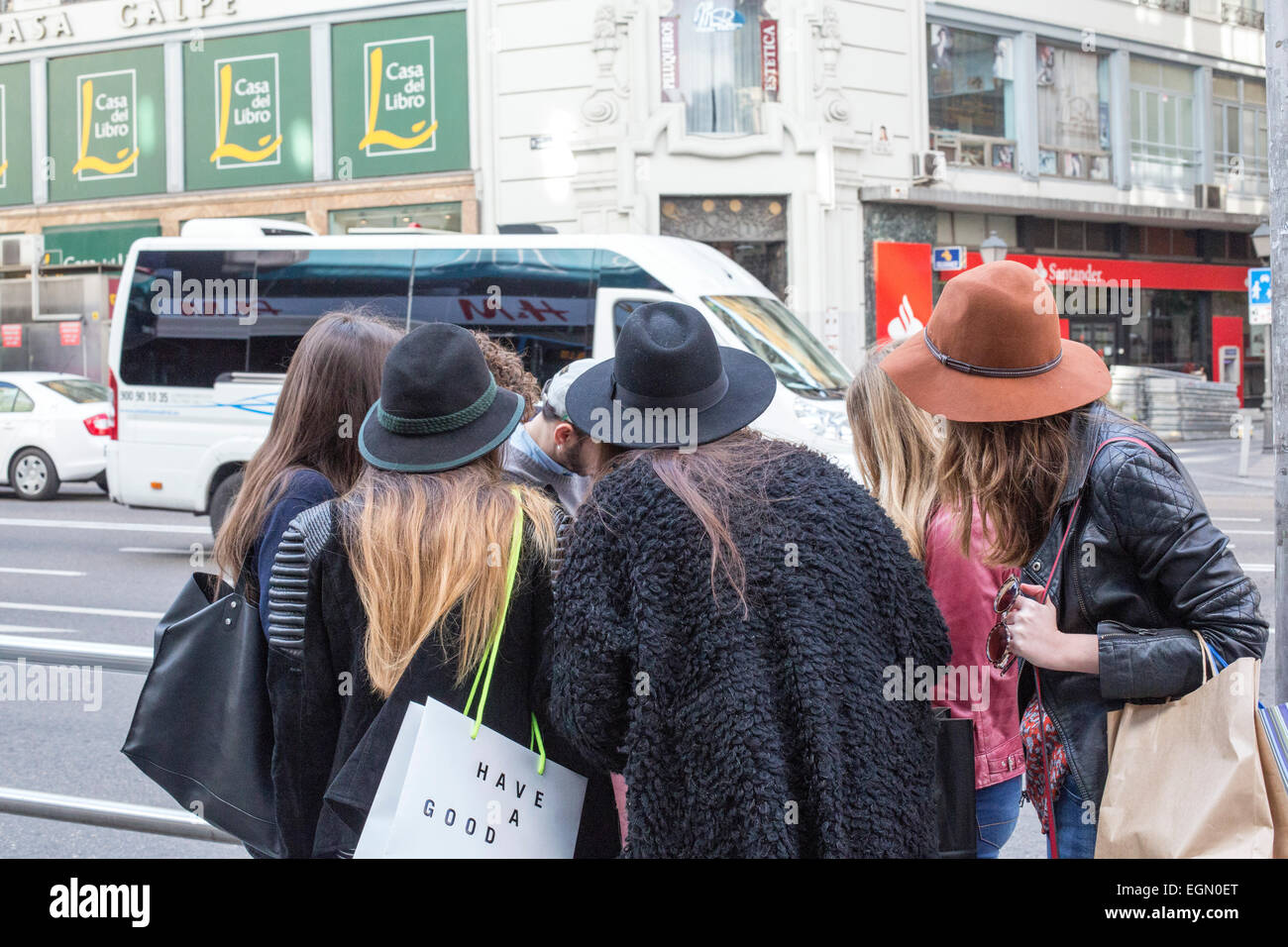 Las chicas del grupo de turistas compradores tiendas tienda de sombreros Foto de stock