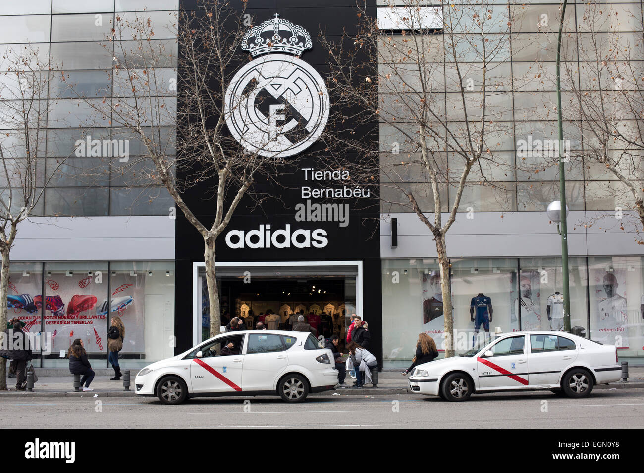 Equivalente Cinemática encerrar El estadio del Real Madrid Club de fútbol Bernabeu tienda Fotografía de  stock - Alamy