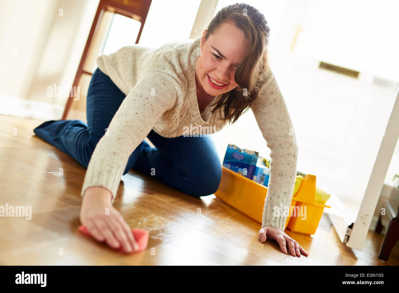 Mujer realizando tareas domésticas Foto de stock