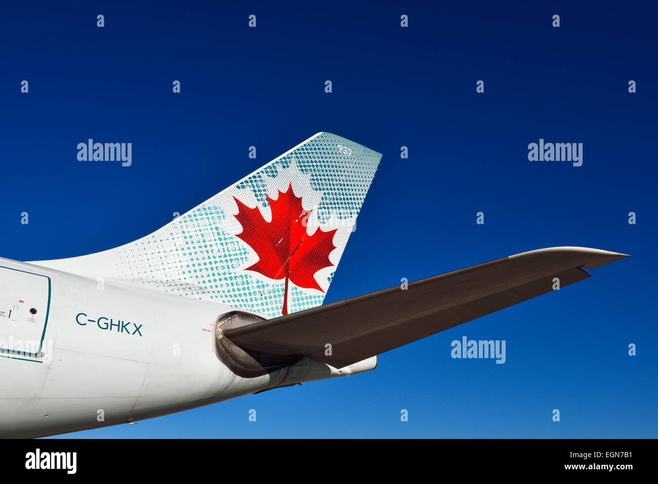 Air Canada, Airbus, aviones 330-200, avión, avión, ala winglet, estabilizador horizontal, sol, cielo azul, tráfico, Foto de stock