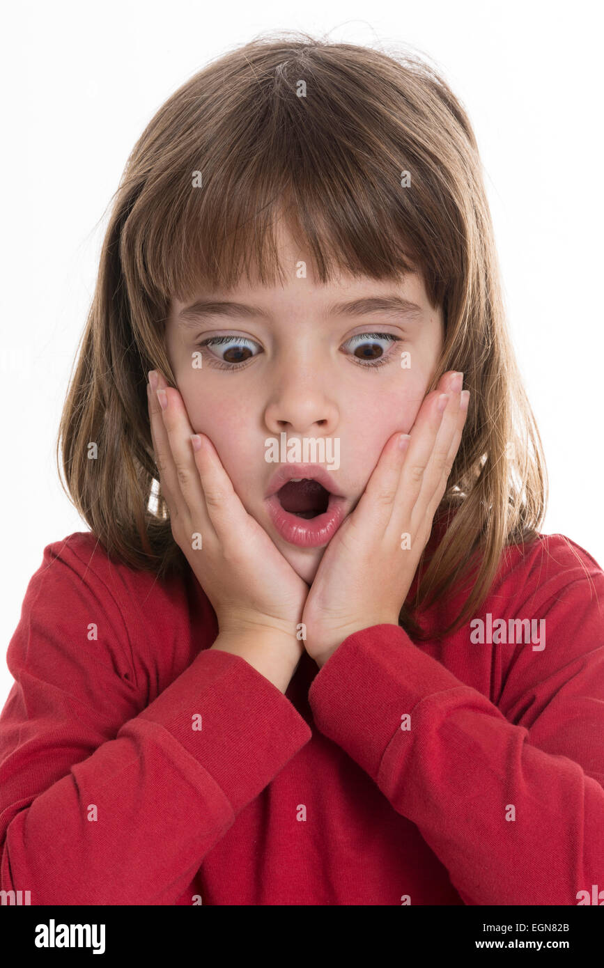 Sorprendido niña con manos tocan su rostro aislado sobre fondo blanco  Fotografía de stock - Alamy