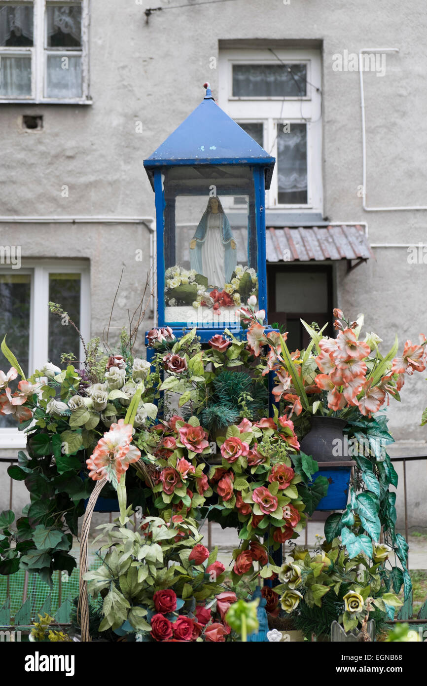 La estatua de la Virgen María, Madre de Dios, en un barrio de viviendas sociales en Praga, Varsovia Foto de stock