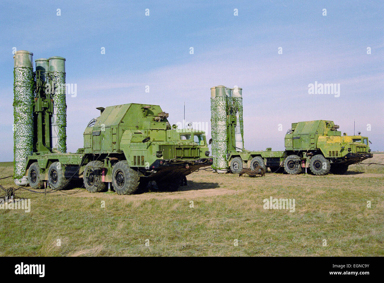 Los sistemas de defensa aérea con misiles S-300 (SA-10refunfuñar) en el lanzador Foto de stock