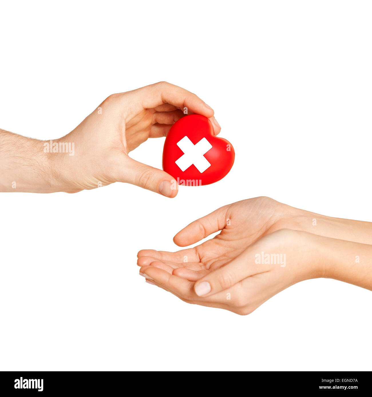 Dando la mano de corazón con el símbolo de la cruz roja Foto de stock