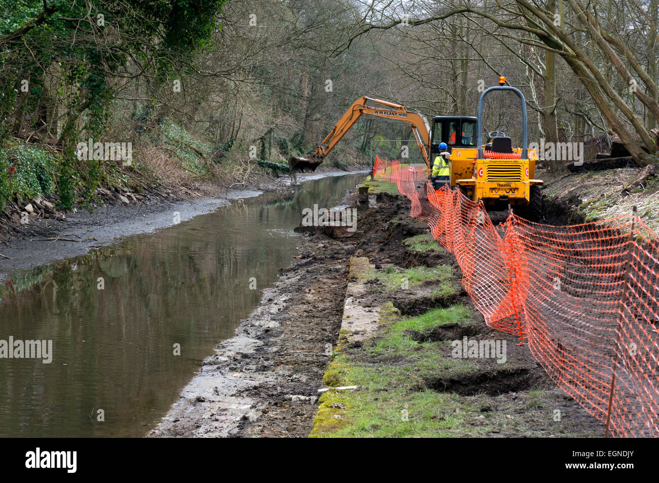 Los obreros de llevar a cabo las reparaciones del Canal Rochdale, Luddenden Pie, West Yorkshire Foto de stock