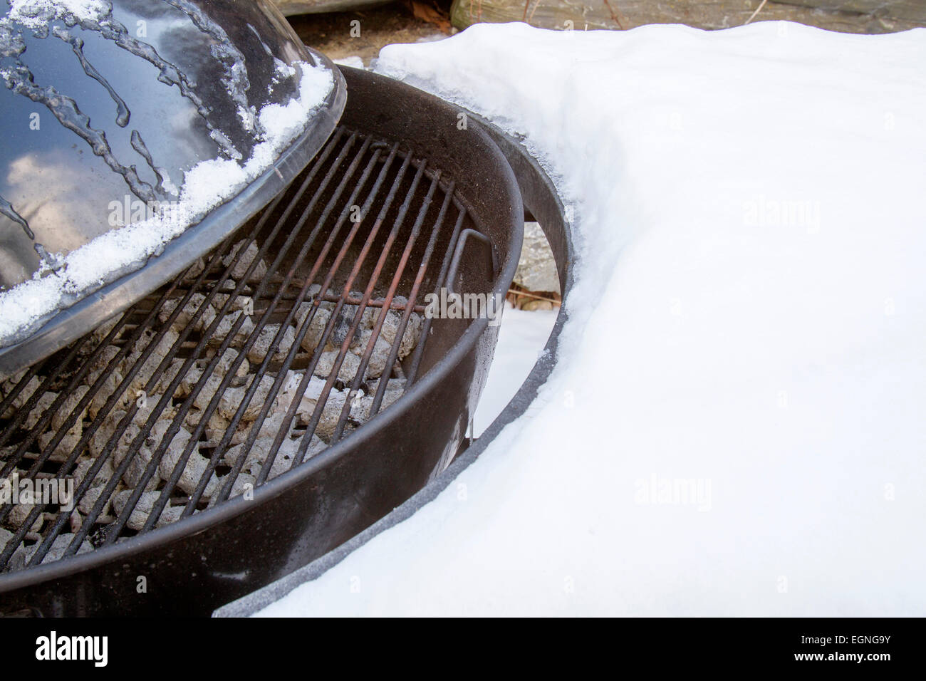 Barbacoa de obra en la nieve y el hielo del invierno Foto de stock