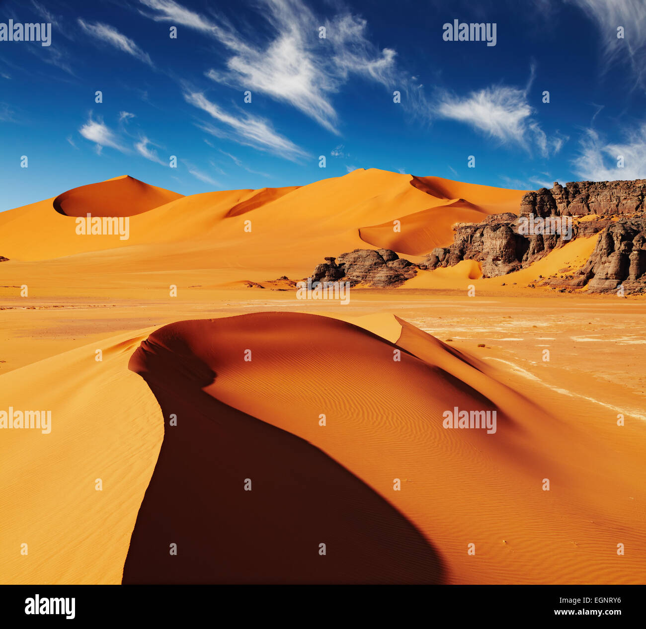 Dunas de arena y rocas, el desierto del Sahara, Argelia Foto de stock
