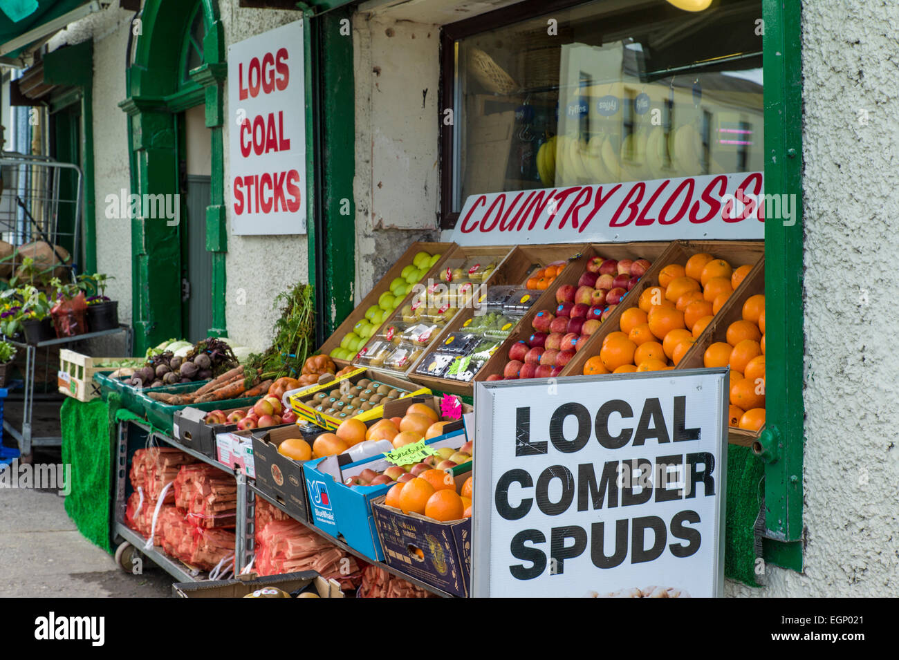 Un toque de color proporcionada por un local de frutas y verduras en la tienda Co abajo ciudad costera de Donaghadee. Foto de stock