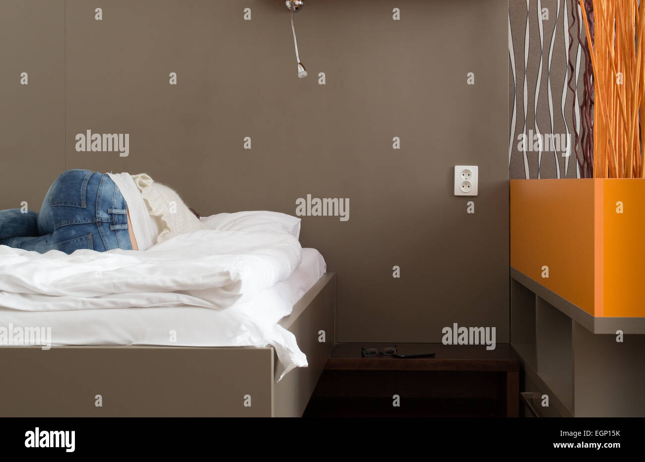 Mujer duerme en la cama en la habitación del hotel Foto de stock