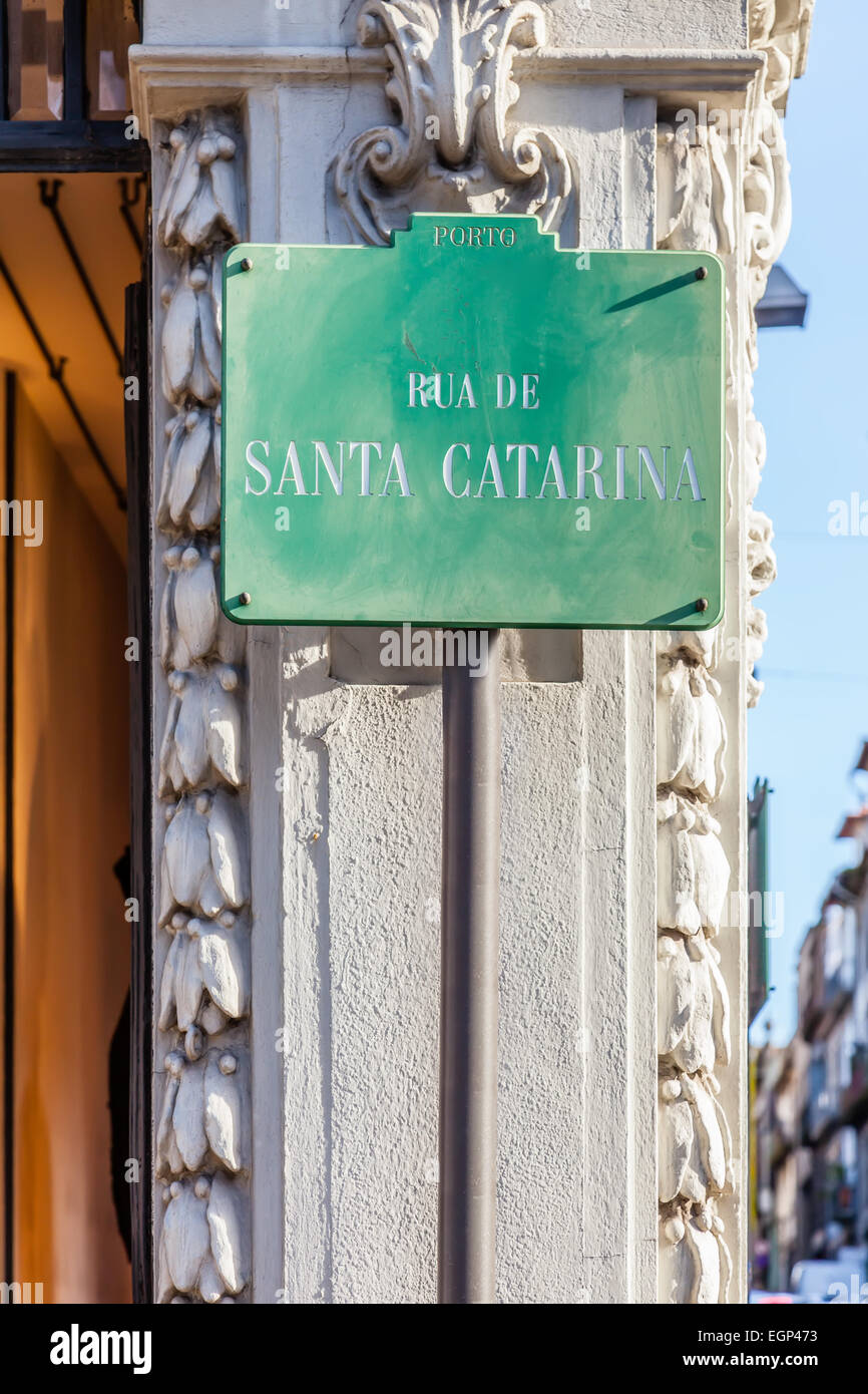 Porto, Portugal. Un cartel en la calle Rua de Santa Catarina, el nombre de la calle más comercial de la ciudad de Oporto Foto de stock