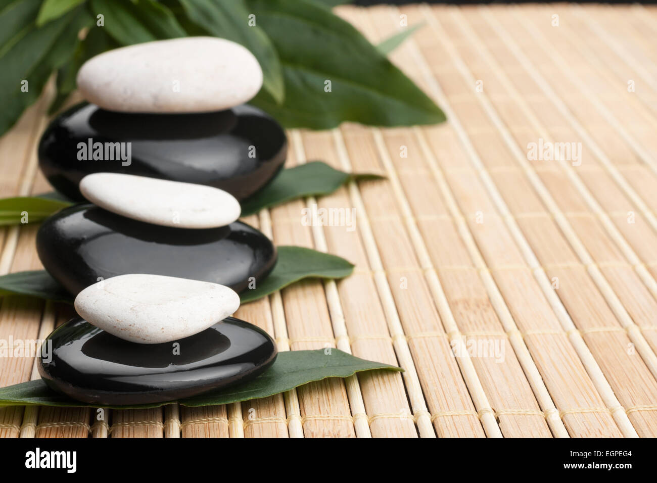 Concepto Spa Zen con piedras y deja en segundo plano mat Foto de stock