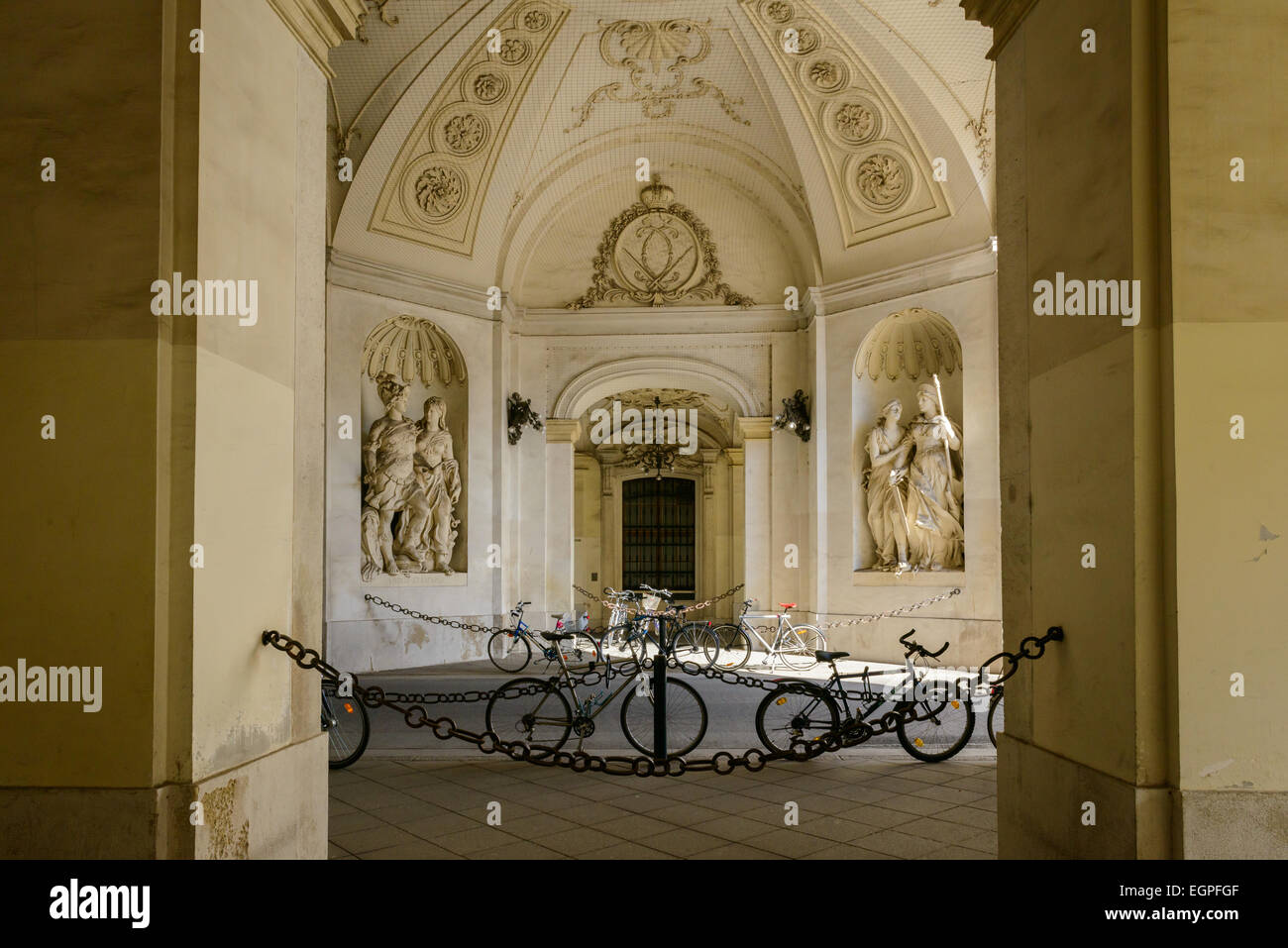 Bicicletas encadenado dentro de uno de los pasajes del Palacio Hofburg, Viena, Austria Foto de stock