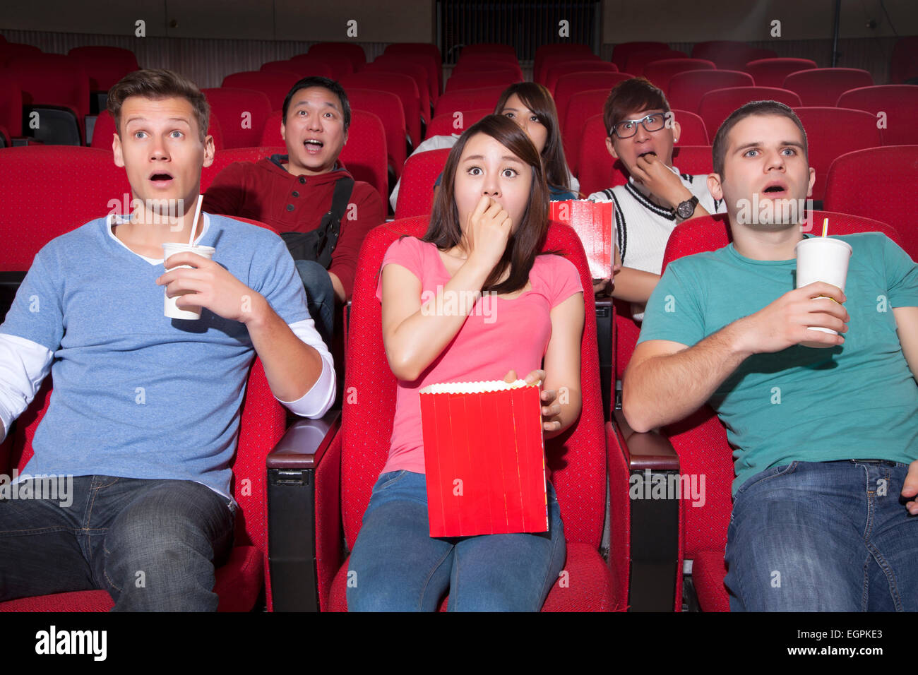 Los jóvenes viendo una película en el cine Foto de stock