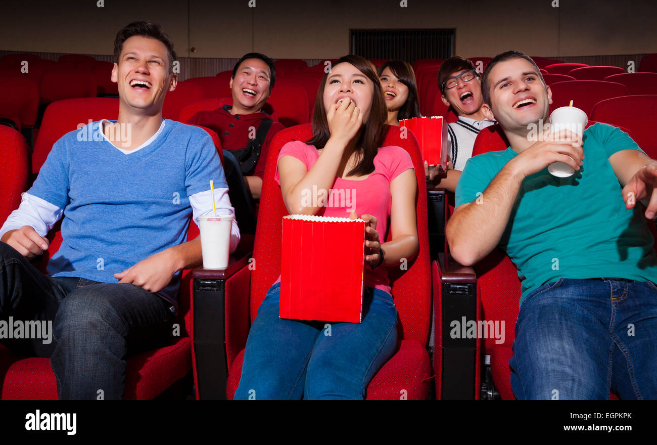 Los jóvenes feliz viendo una película en el cine Foto de stock