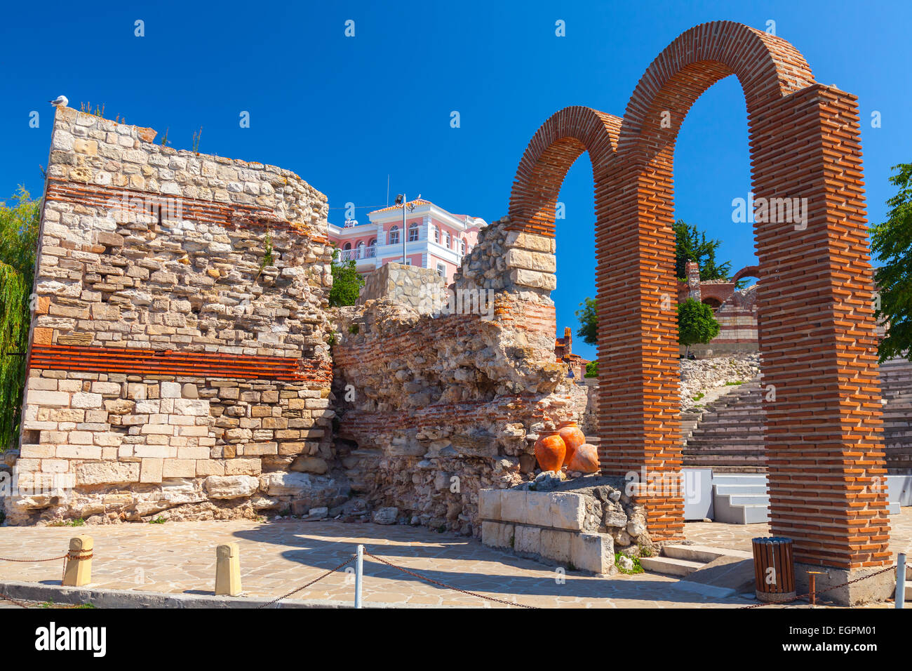 La Iglesia en ruinas y muros de piedra alrededor de la antigua ciudad de Nessebar, Bulgaria Foto de stock