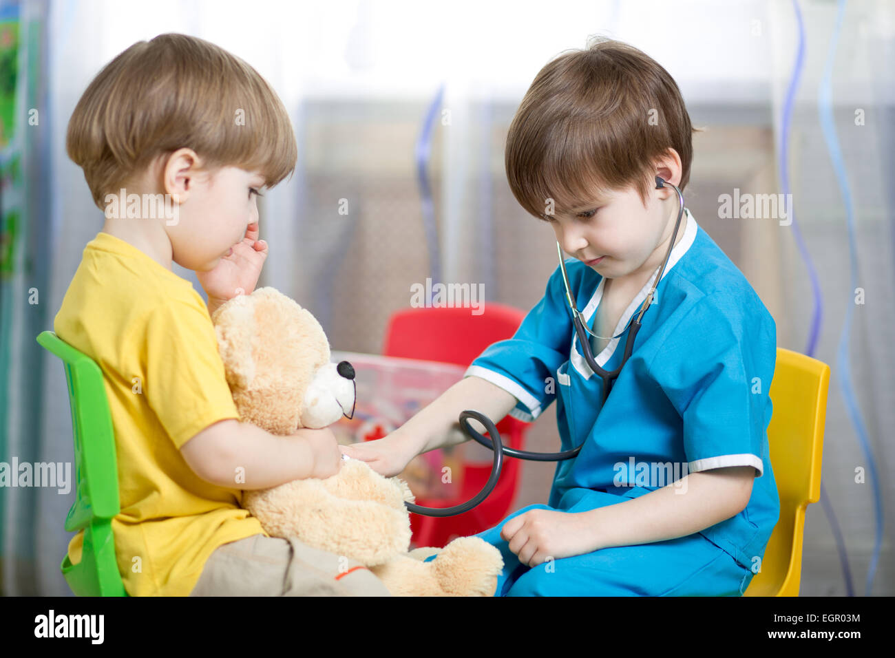Los niños juegan con juguetes de felpa médico Foto de stock