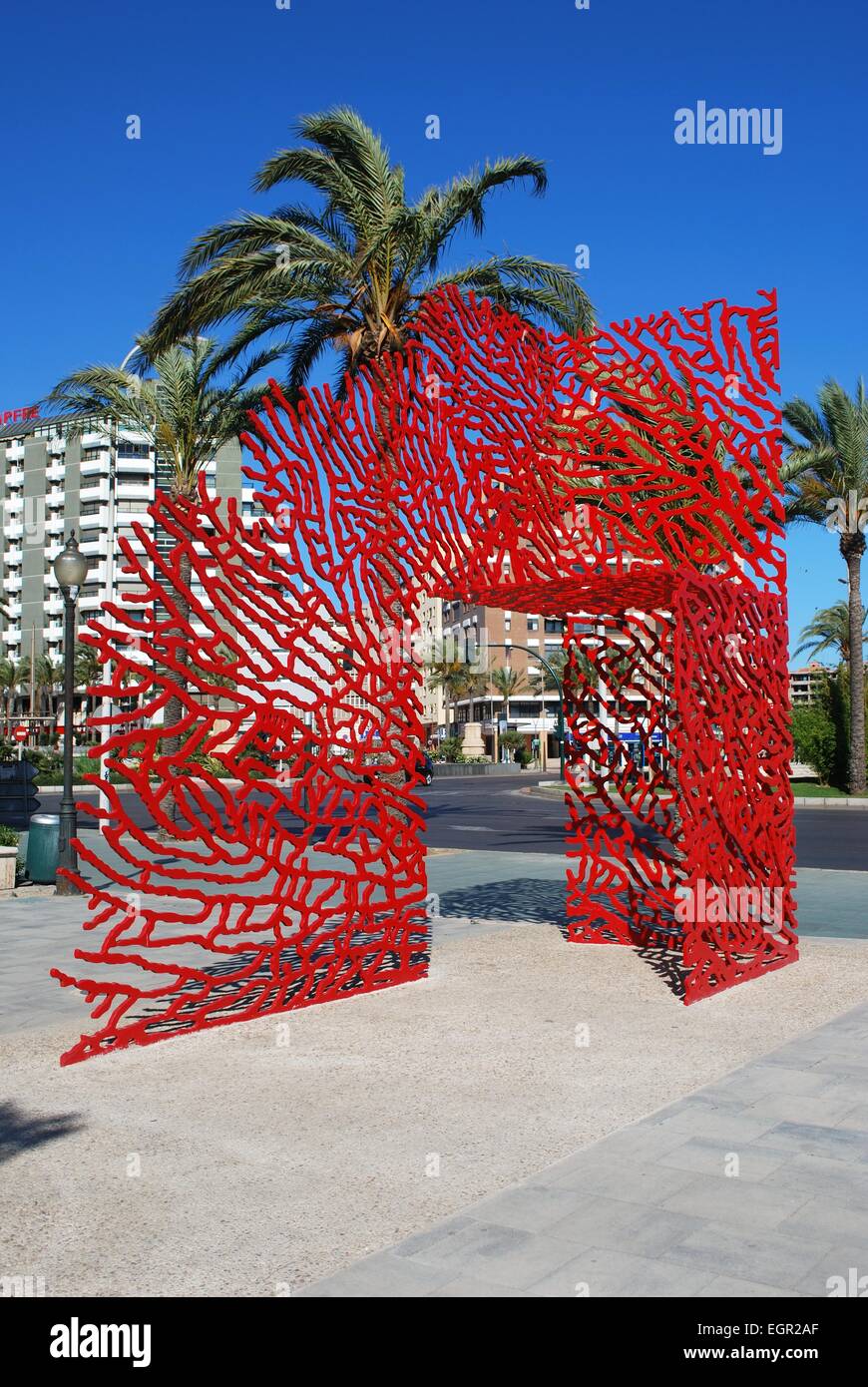 Escultura de metal rojo en la Avenida Reina Regente, Almería, provincia de Almería, Andalucía, España, Europa Occidental. Foto de stock