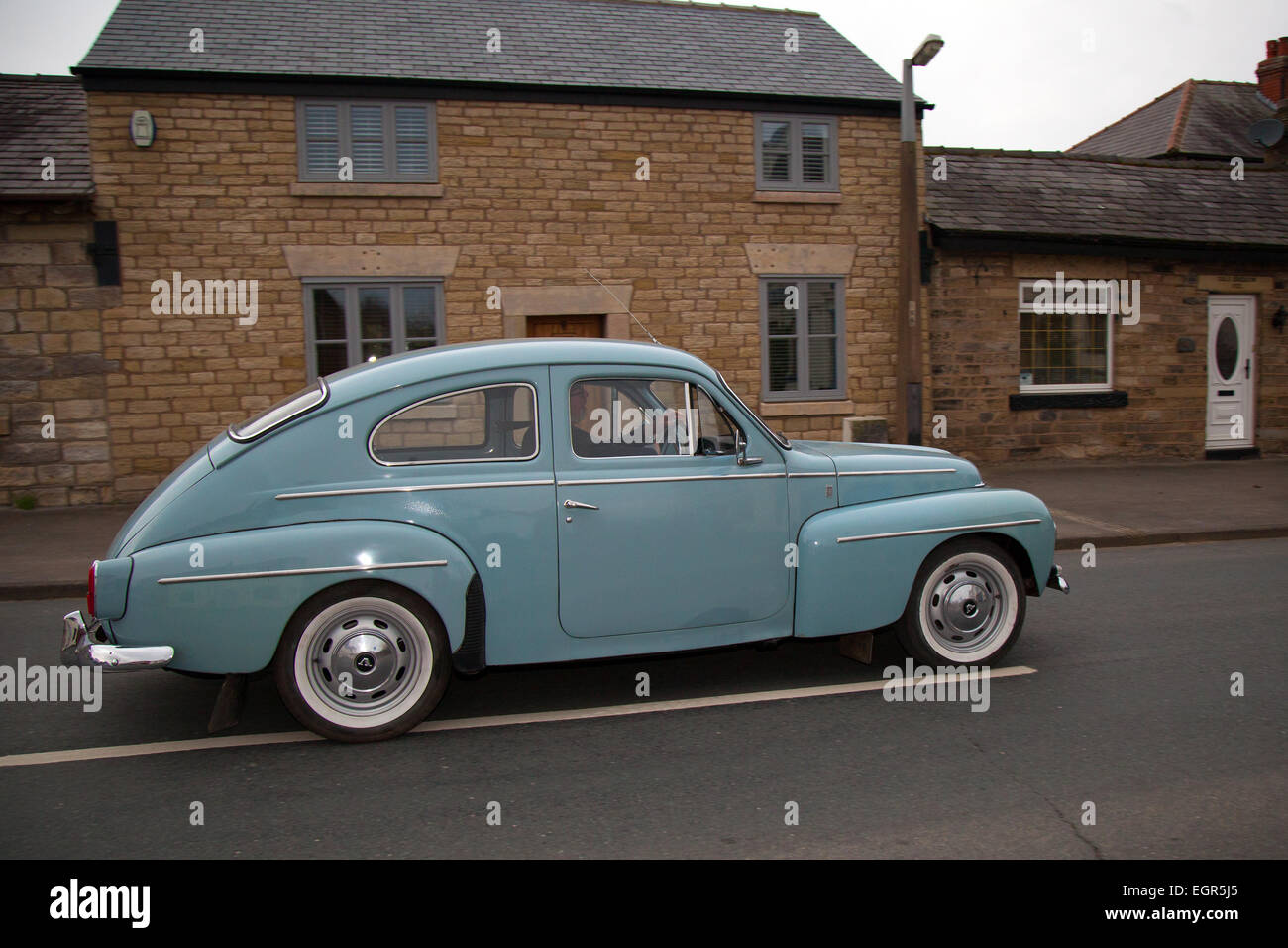 Vintage clásico Volvo PV 444, PV544 en Wrightington, Lancashire, Reino Unido. El 1 de marzo de 2014. Vintage Volvo 544 dejando el coche Inaugural reunirá en Wrightington Club. Foto de stock