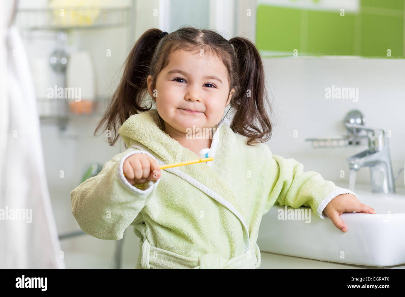 Sonriente niño cepillarse los dientes Foto de stock