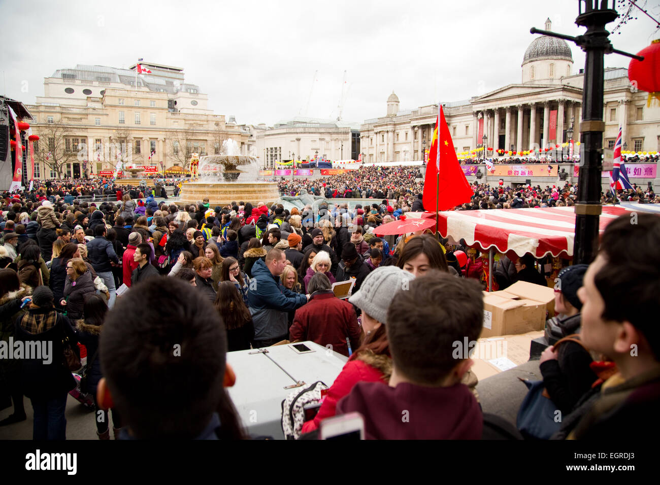 Londres - 22 de febrero: los espectadores no identificados en las celebraciones del año nuevo chino el 22 de febrero de 2015, en Londres, la ENGL Foto de stock